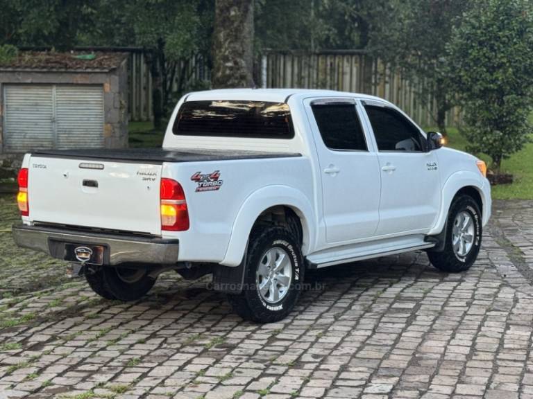 TOYOTA - HILUX - 2014/2014 - Branca - R$ 115.900,00