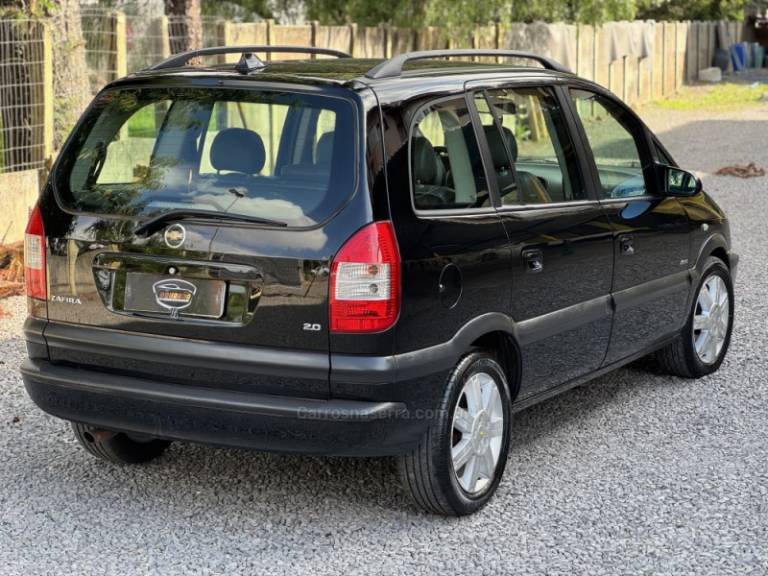 CHEVROLET - ZAFIRA - 2010/2011 - Preta - R$ 41.900,00