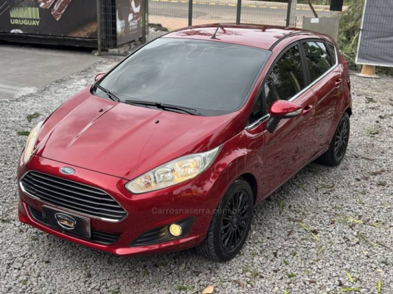 FORD - FIESTA - 2013/2014 - Vermelha - R$ 45.900,00