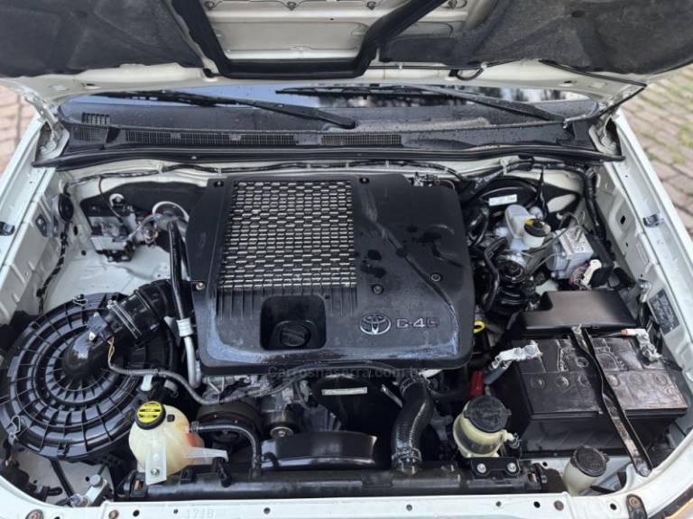 TOYOTA - HILUX - 2014/2014 - Branca - R$ 115.900,00