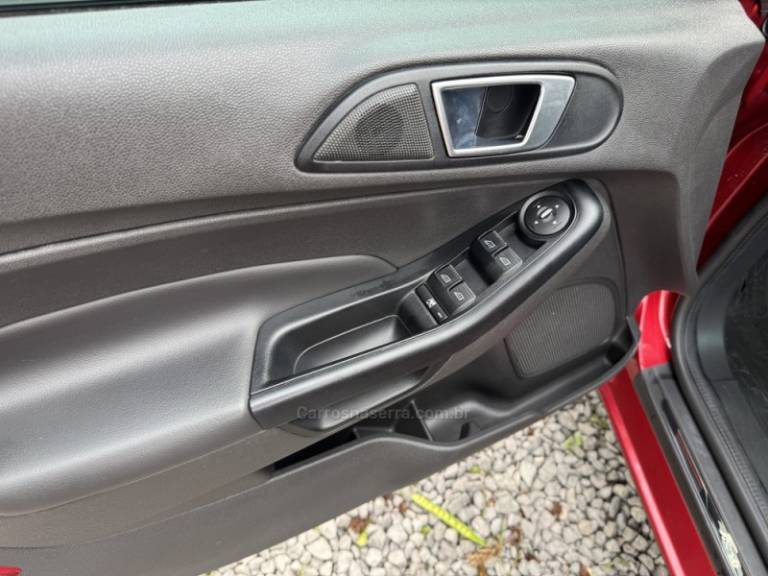 FORD - FIESTA - 2013/2014 - Vermelha - R$ 45.900,00