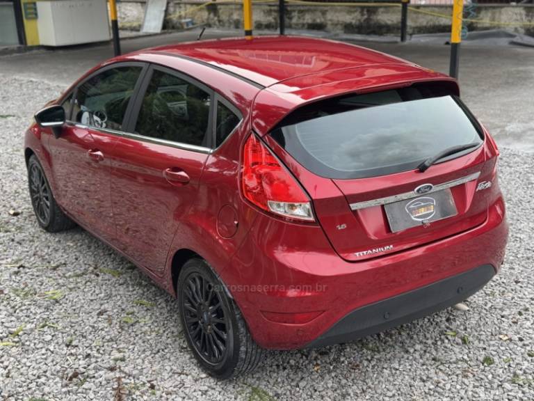 FORD - FIESTA - 2013/2014 - Vermelha - R$ 45.900,00