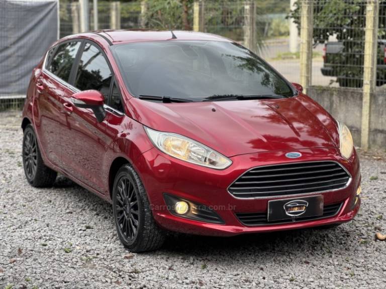 FORD - FIESTA - 2013/2014 - Vermelha - R$ 45.900,00