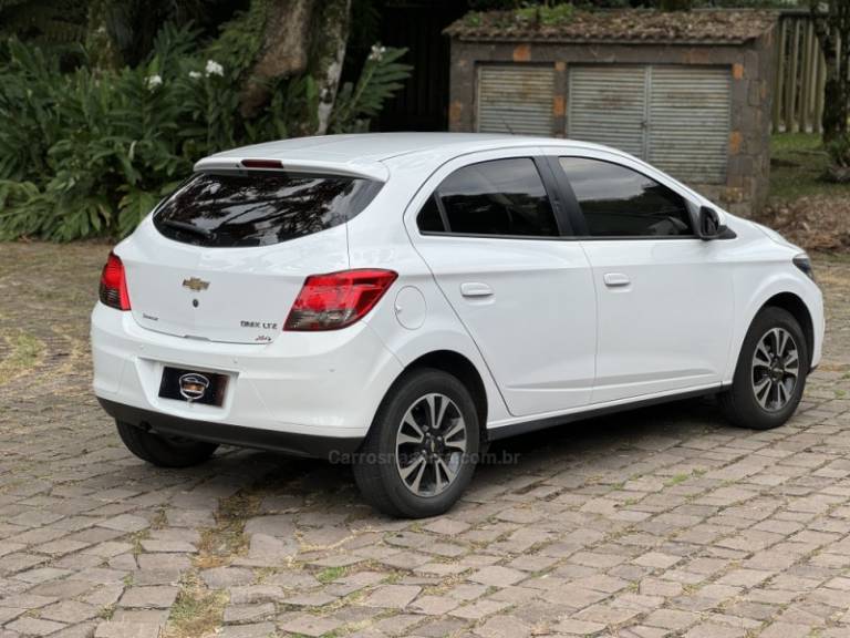 CHEVROLET - ONIX - 2014/2015 - Branca - R$ 56.900,00