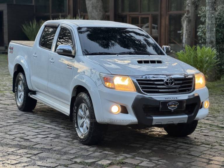 TOYOTA - HILUX - 2014/2014 - Branca - R$ 115.900,00