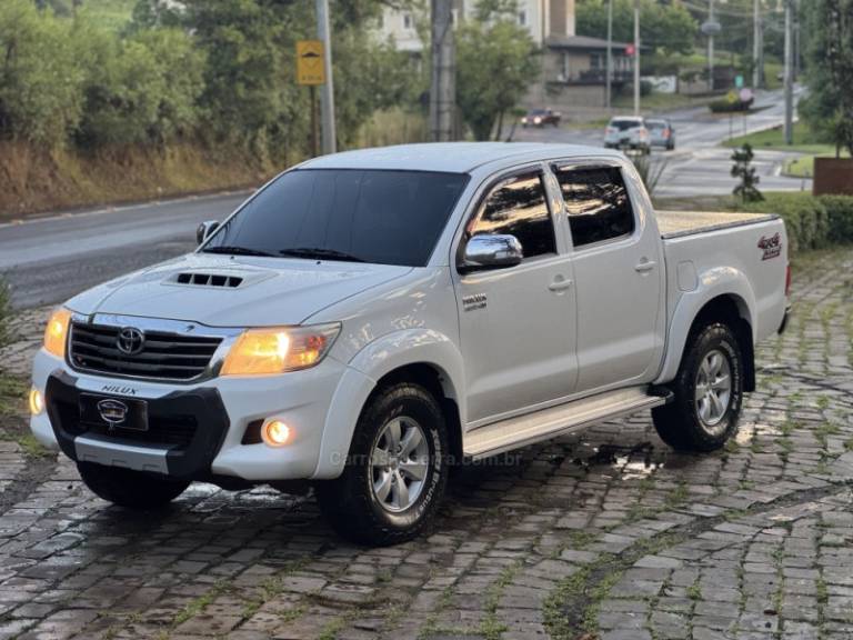 TOYOTA - HILUX - 2014/2014 - Branca - R$ 115.900,00