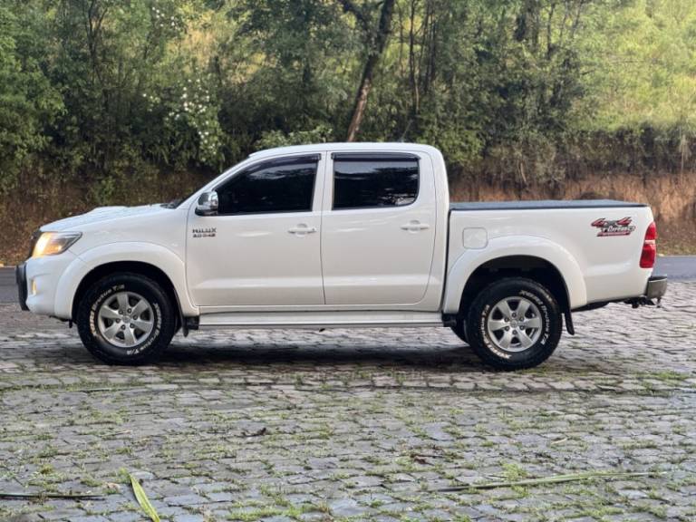 TOYOTA - HILUX - 2014/2014 - Branca - R$ 115.900,00