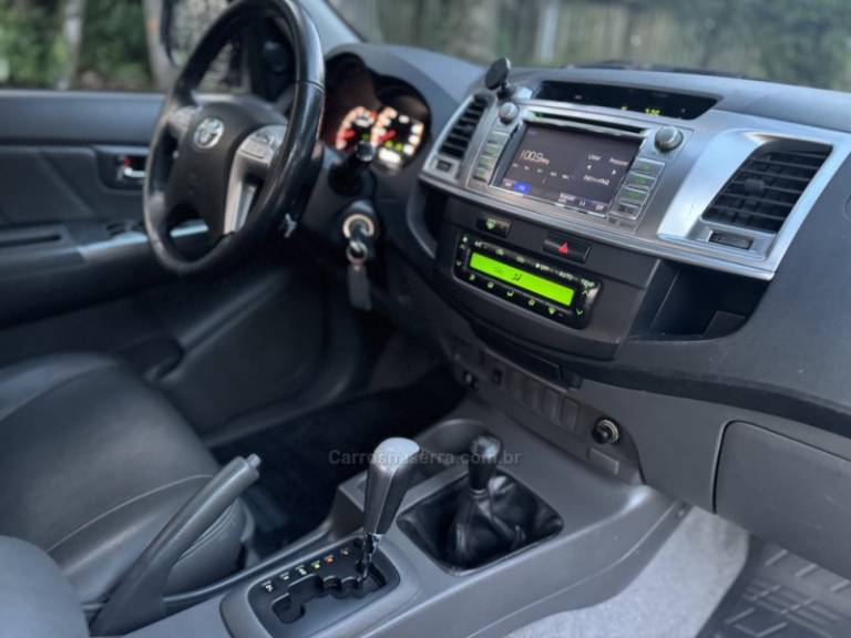 TOYOTA - HILUX - 2014/2014 - Branca - R$ 115.900,00
