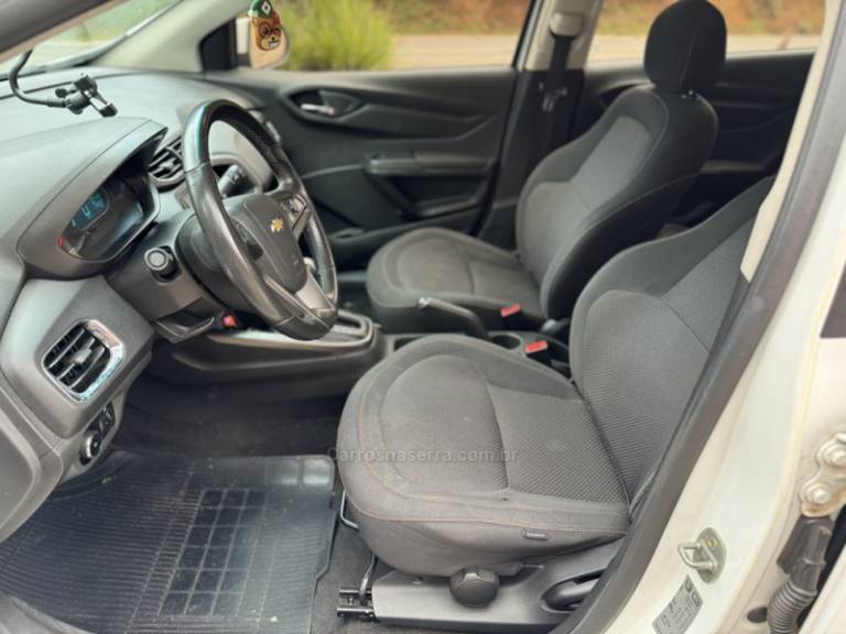 CHEVROLET - ONIX - 2014/2015 - Branca - R$ 56.900,00