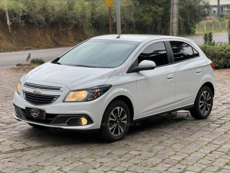 CHEVROLET - ONIX - 2014/2015 - Branca - R$ 56.900,00