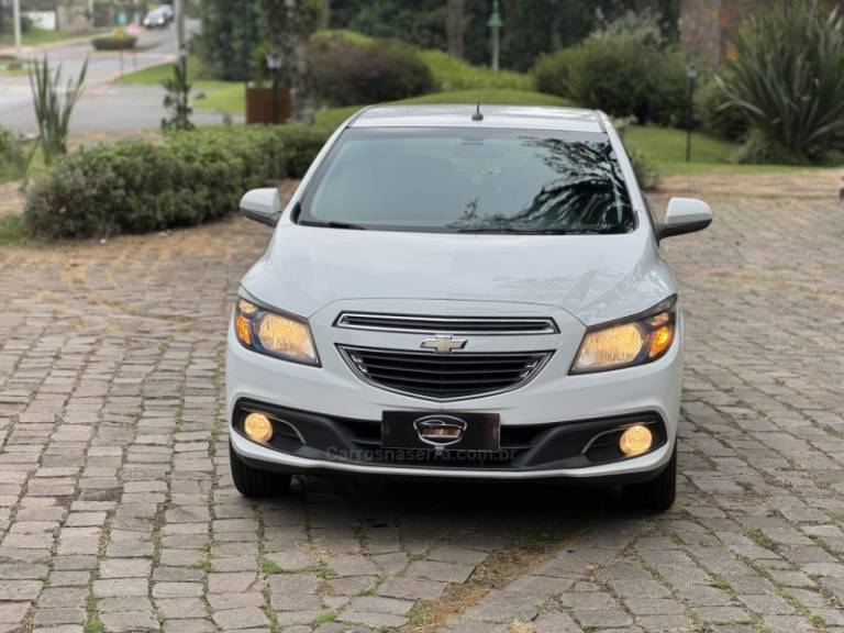 CHEVROLET - ONIX - 2014/2015 - Branca - R$ 56.900,00