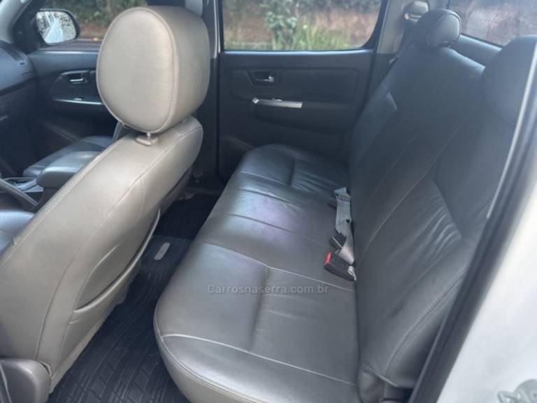 TOYOTA - HILUX - 2014/2014 - Branca - R$ 115.900,00