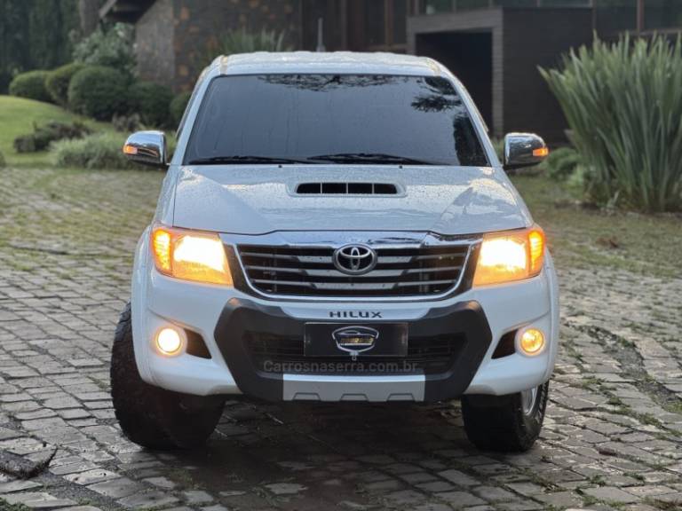 TOYOTA - HILUX - 2014/2014 - Branca - R$ 115.900,00