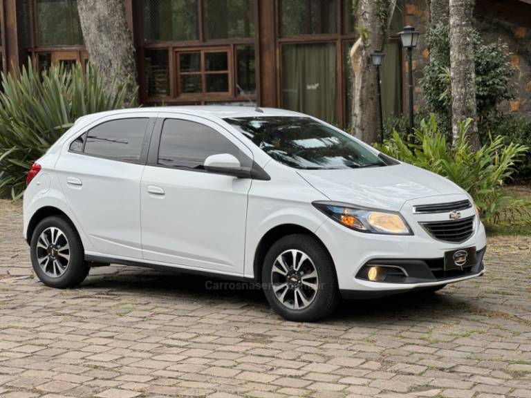 CHEVROLET - ONIX - 2014/2015 - Branca - R$ 56.900,00