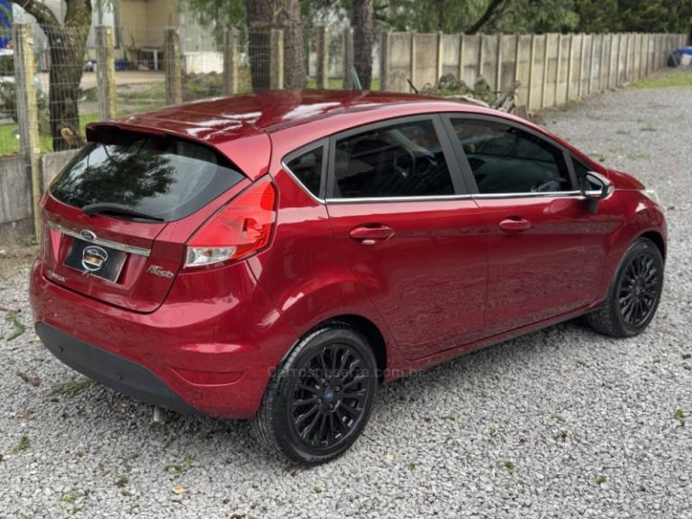 FORD - FIESTA - 2013/2014 - Vermelha - R$ 45.900,00