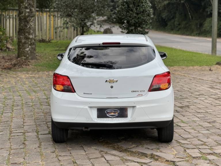 CHEVROLET - ONIX - 2014/2015 - Branca - R$ 56.900,00