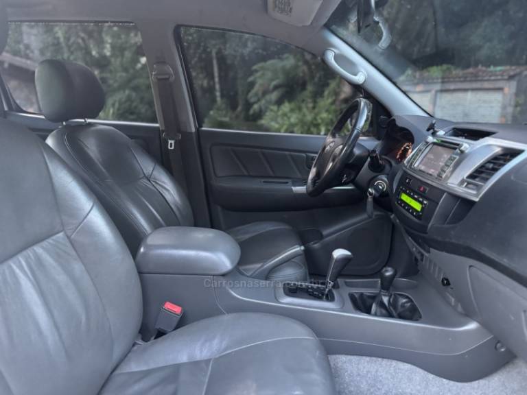 TOYOTA - HILUX - 2014/2014 - Branca - R$ 115.900,00