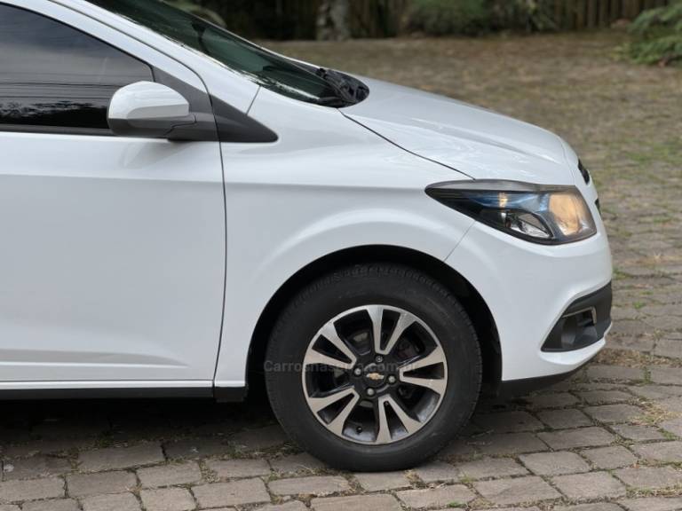 CHEVROLET - ONIX - 2014/2015 - Branca - R$ 56.900,00