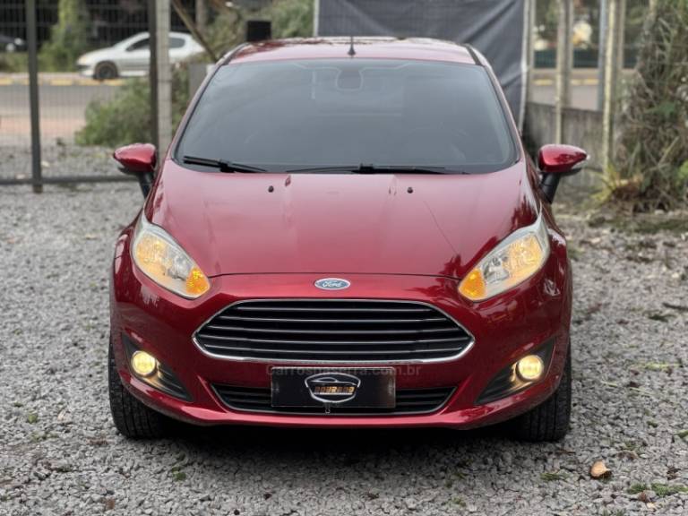 FORD - FIESTA - 2013/2014 - Vermelha - R$ 45.900,00