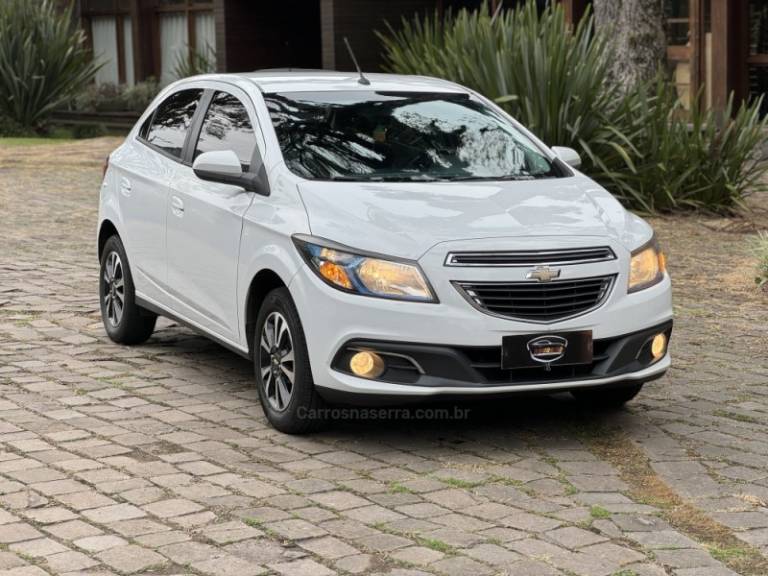 CHEVROLET - ONIX - 2014/2015 - Branca - R$ 56.900,00
